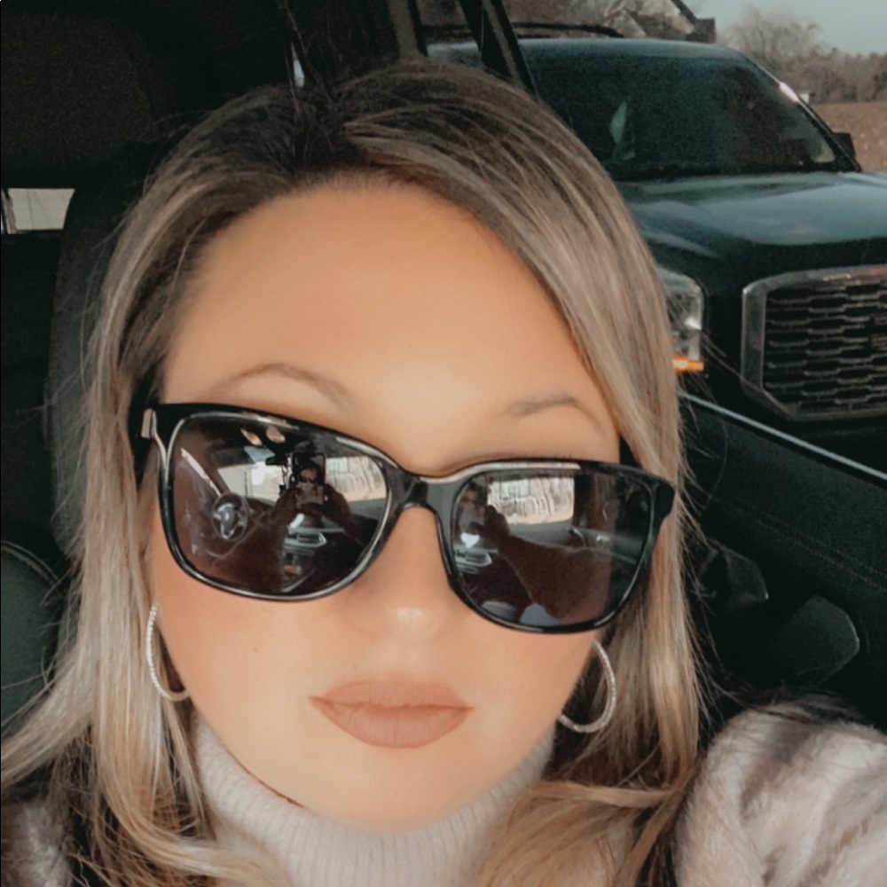 Meet your Posher, Danae